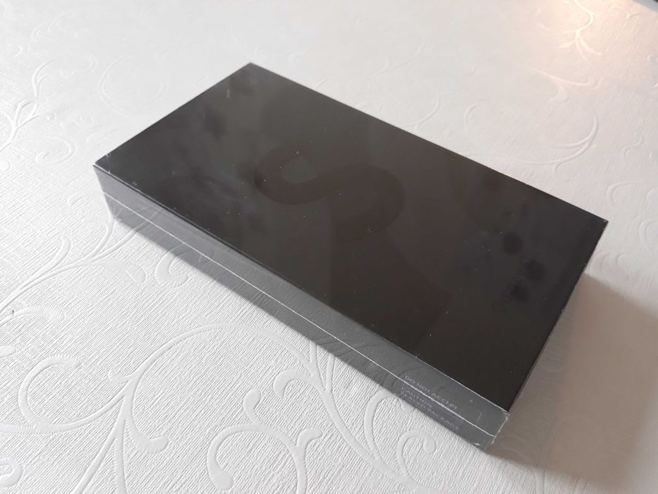 Продавам чисто нов смартфон Samsung Galaxy S 22, черен, 128GB, 8GB RAM