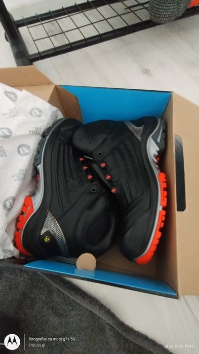 2 x Bocanci Vector noi in cutie -  43 - OFERTĂ DE SĂRBĂTORI