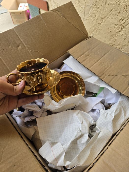 Тапчан  кровать .  посуда разная