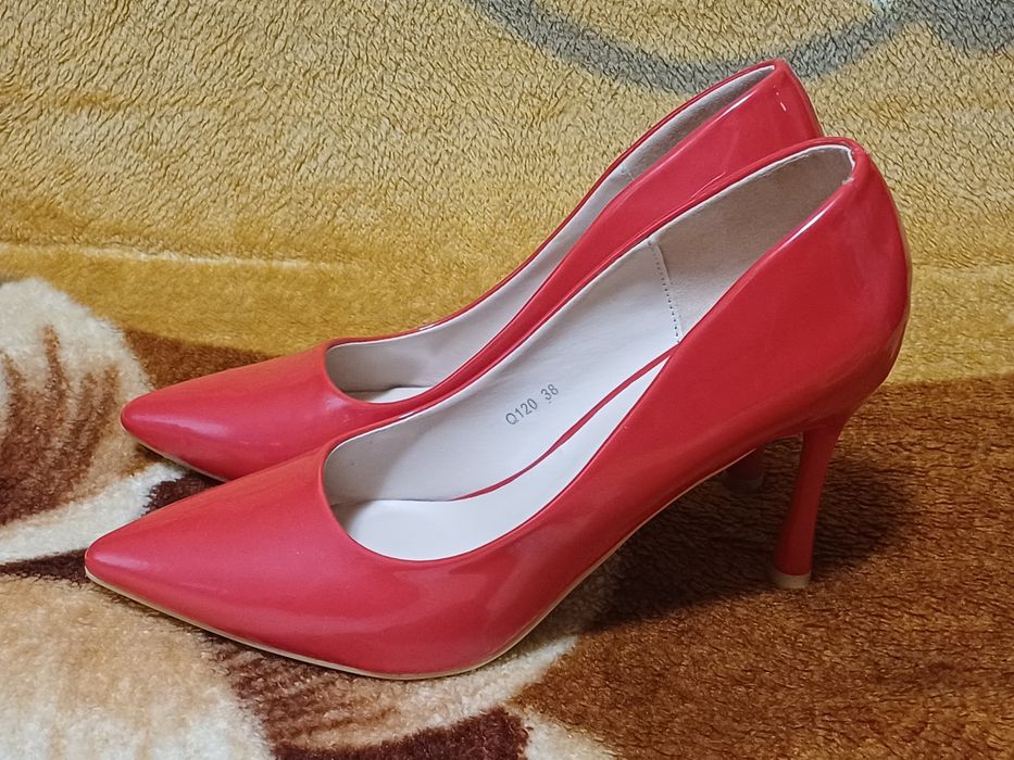 Vând  pantofi femei