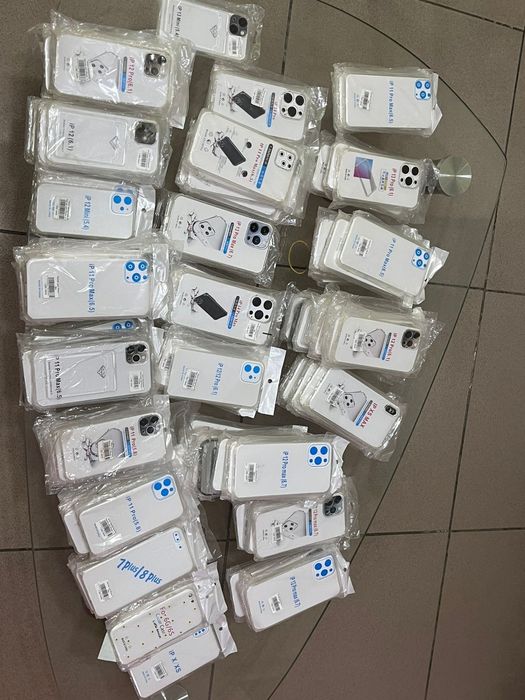 Чехлы на iPhone много штук