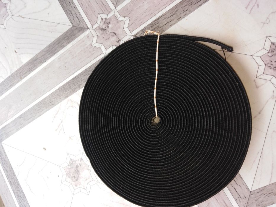 Elastic albastru lat de 4 cm.