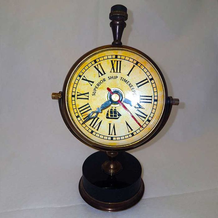 Бронзов часовник с ретро дизайн