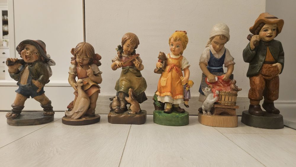 Statui pictate sculptate în lemn masiv