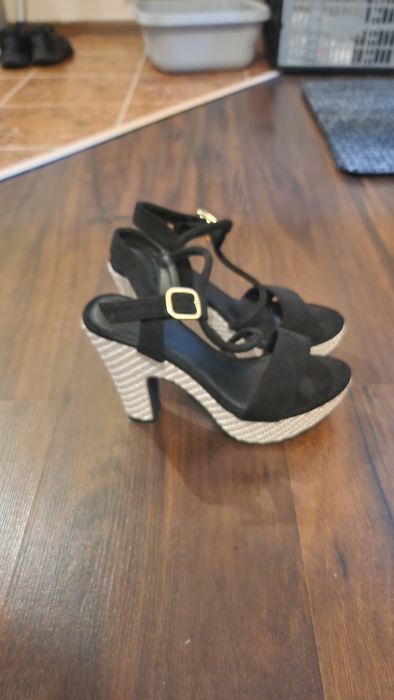 Sandale cu toc marimea 35 noi