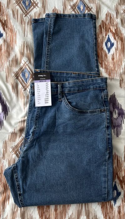 Blugi noi cu eticheta