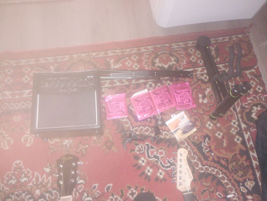 Vând chitara electrica și acustica