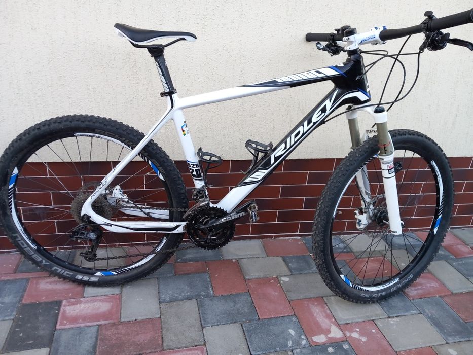 Bicicleta CARBON roți 26.