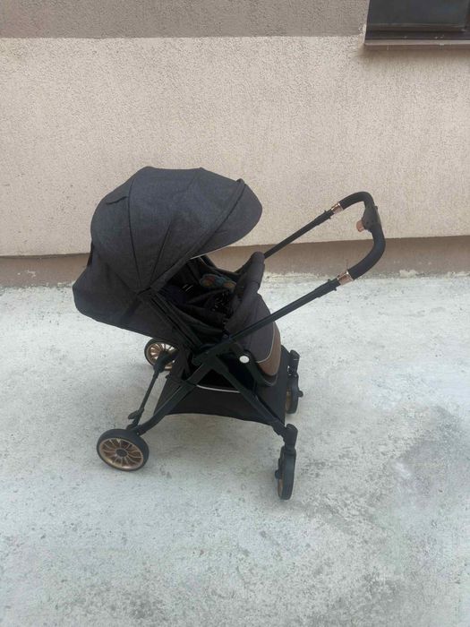 Carucior sport cu pozitie de somn si mâner reversibil, tip troller