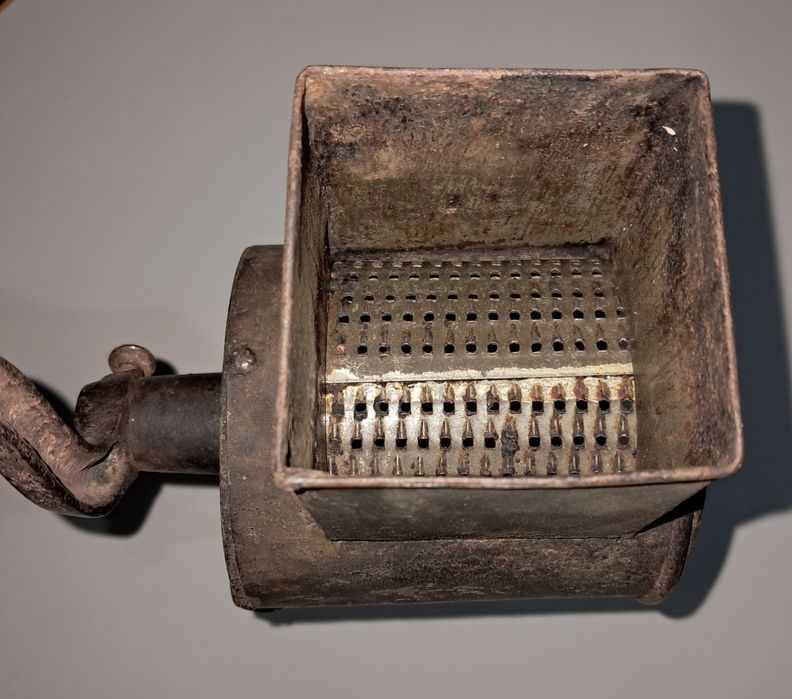 Râșniță pentru nucă veche vintage