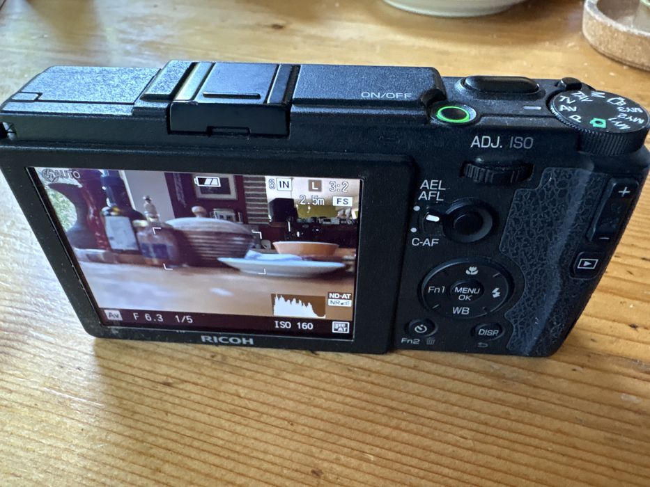 Ricoh GR II – 16.2MP APS-C, WiFi, doar 7.000 declanșări