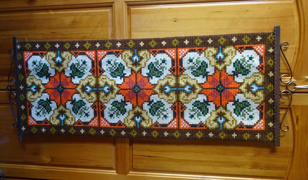 Пана декорация, ръчна изработка от вълнени конци и орнаменти