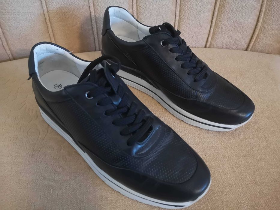 Продавам дамски обувки - сникърси Lasocki