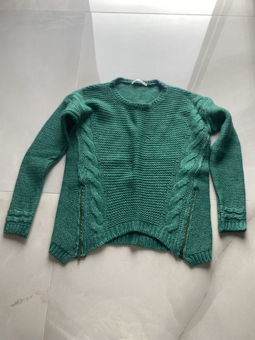 Pulovar de culoare verde purtat o singura data