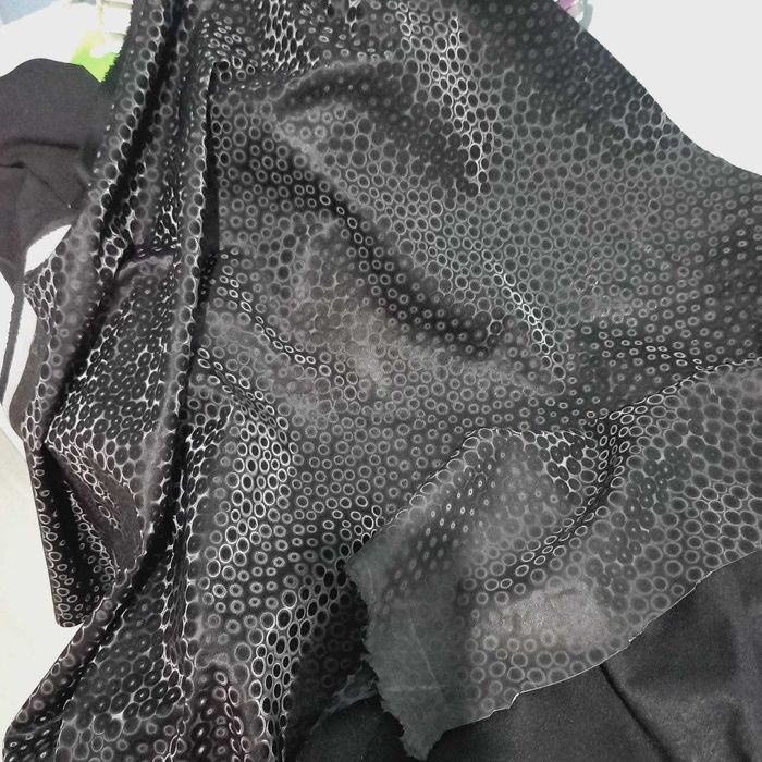 Продам новый отрез ткани черный стретч с декоративным рисунком