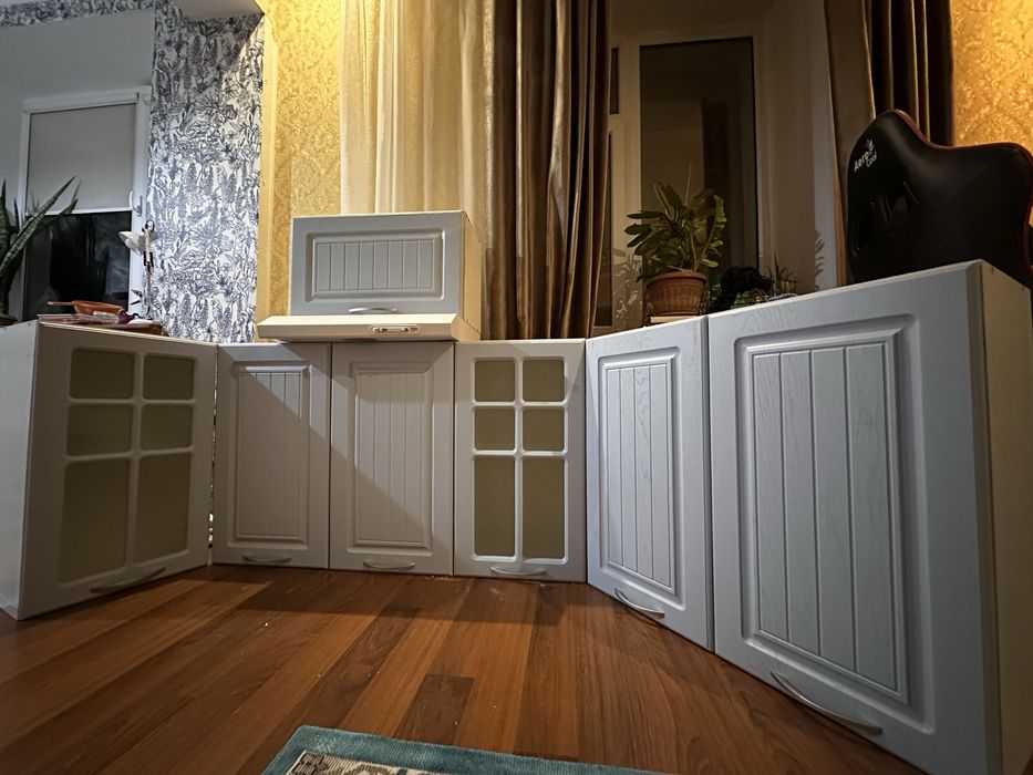 Кухня продам, кухонный гарнитур, вытяжка, продам срочно самовывоз