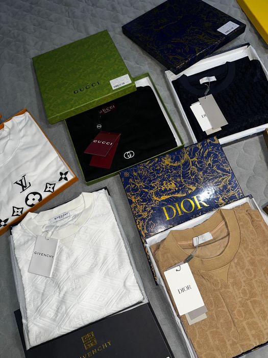 Tricouri sigilate in cutie