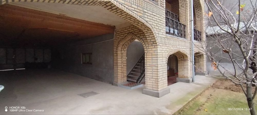 Yawab turilgan uy sotiladi. sharoitlari bor.