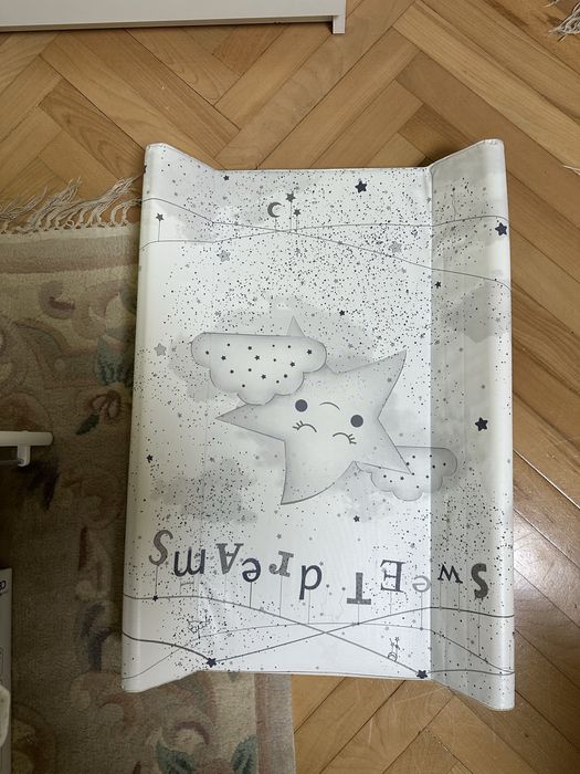 Patut bebe din lemn alb+ masa schimb noua