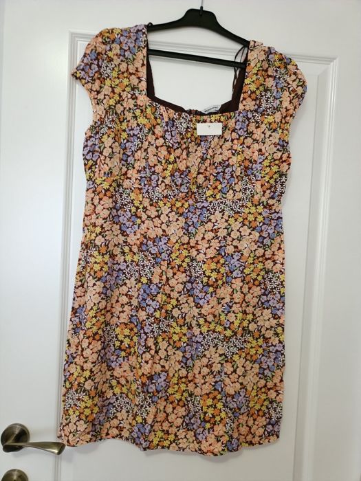 Vând rochii noi cu etichetă