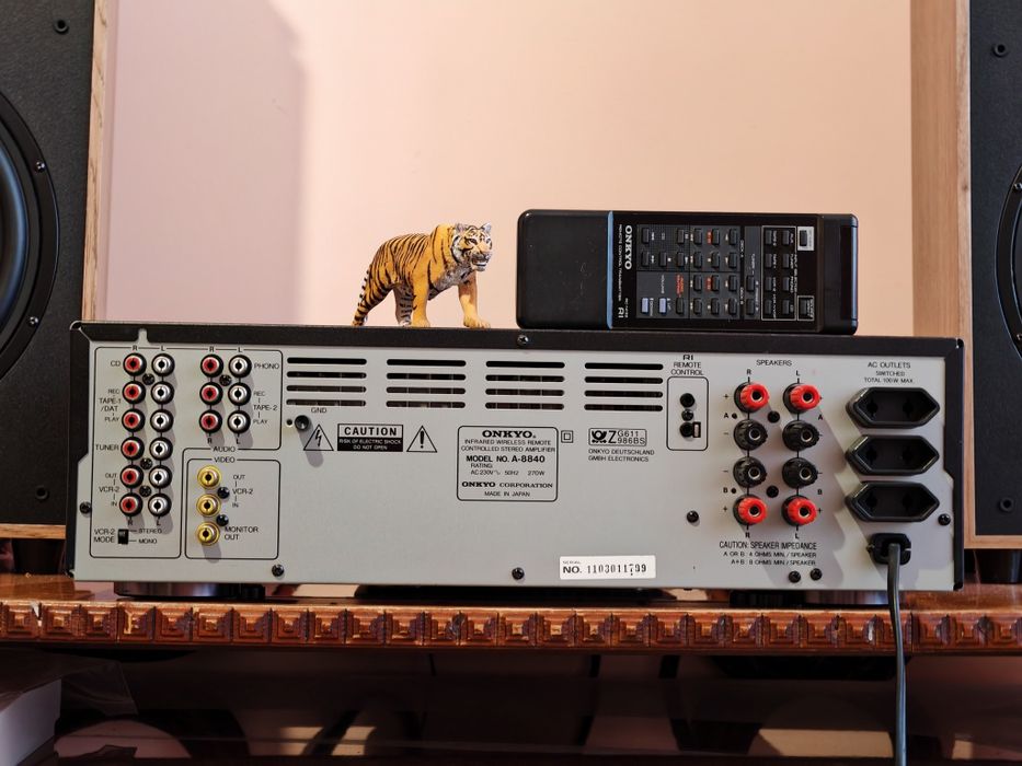 Onkyo A-8840. Amplif. de înaltă clasă. Telecomandă. Preț fix !