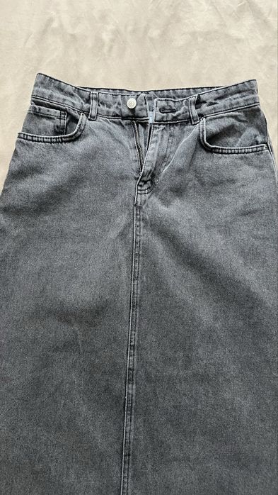 серая длинная джинсовая юбка