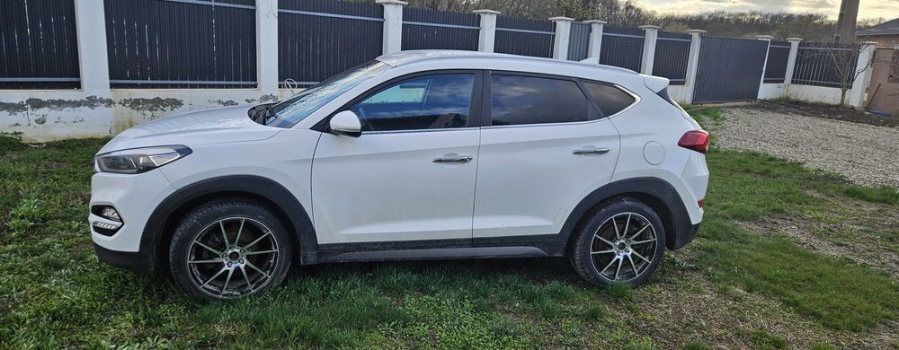 Hyundai tucson avariat ,motor stricat