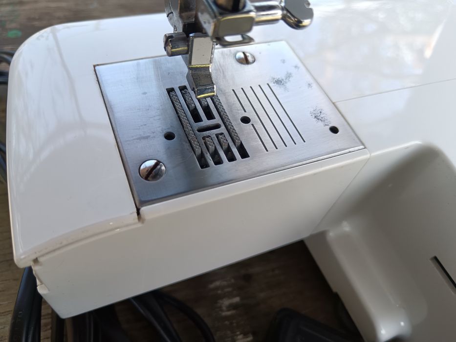 Mașina de cusut electrica cu pedală, AEG