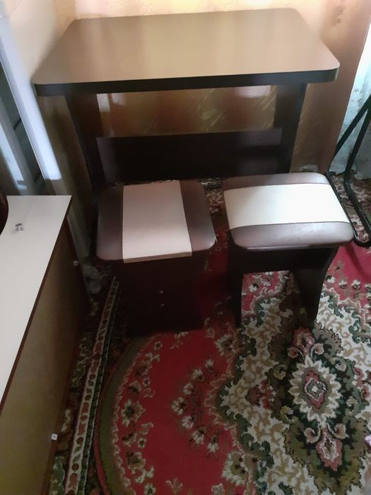 Кухонный стол с диванчиком.