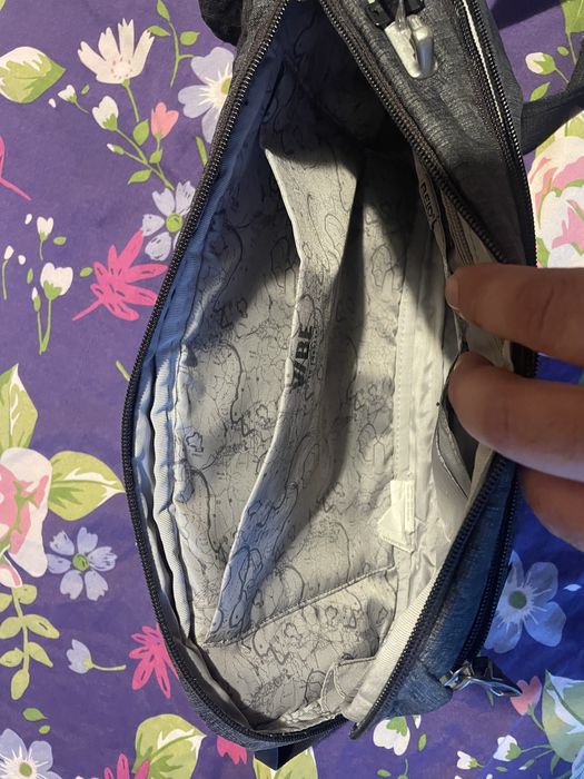 Продавам чанта за документи против кражба Pacsafe Vibe 325