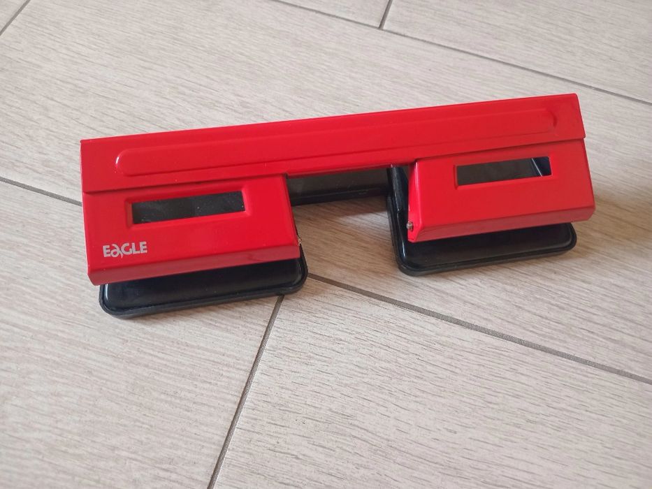 Продам дырокол на четыре прокола