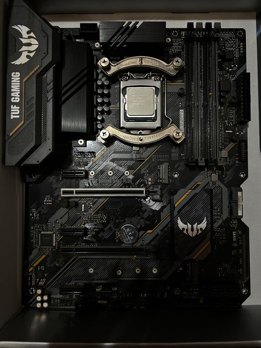 Kit-Gaming: placa de baza Asus TUF, procesor i7 10700kf, 16gb Ram ddr4