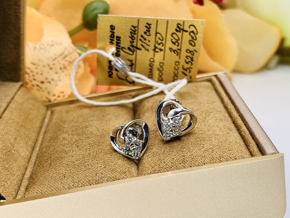 Лаконичные золотое серьги с бриллиантами модели «Пусеты»