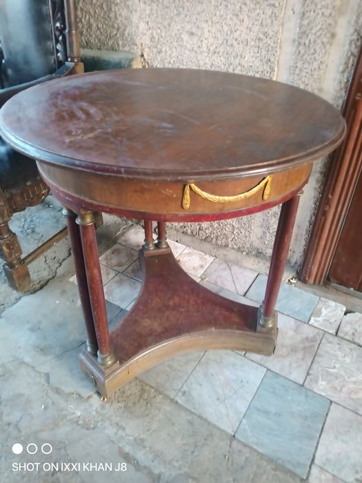 Столик круглый .