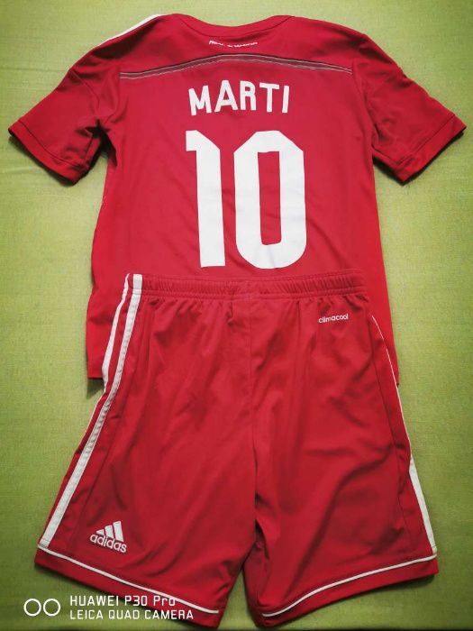 Детски футболен екип на Реал Мадрид на фирмата Адидас, без етикет, 140