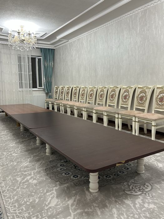 Стол и стулья.