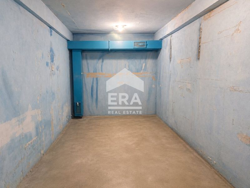Ексклузивен подземен гараж за продажба, с ток и самостоятелна врата, в