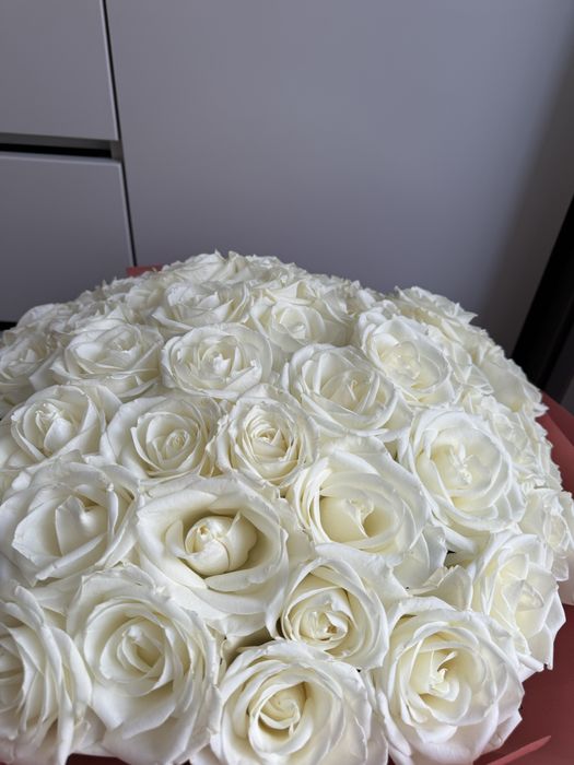 Розы белые 25000