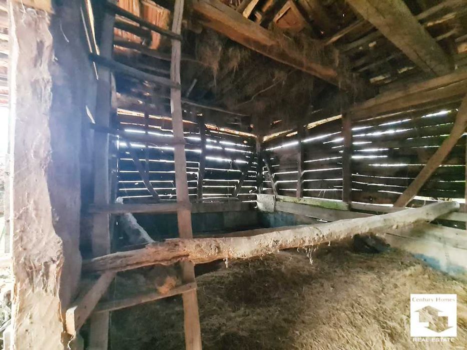 116252 Голям парцел с две къщи и плевня в с. Войнежа