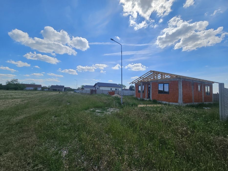 Casă la roșu de vânzare în Leș 

Se oferă spre vânzare casă la roșu situată în localitatea Leș, într-o zonă liniștită