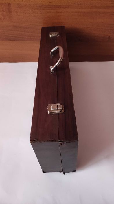 Комплект големи масивни кухненски прибори за готвене в дървен куфар