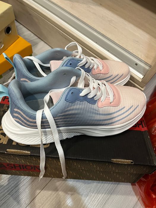 Продам кроссовки женские