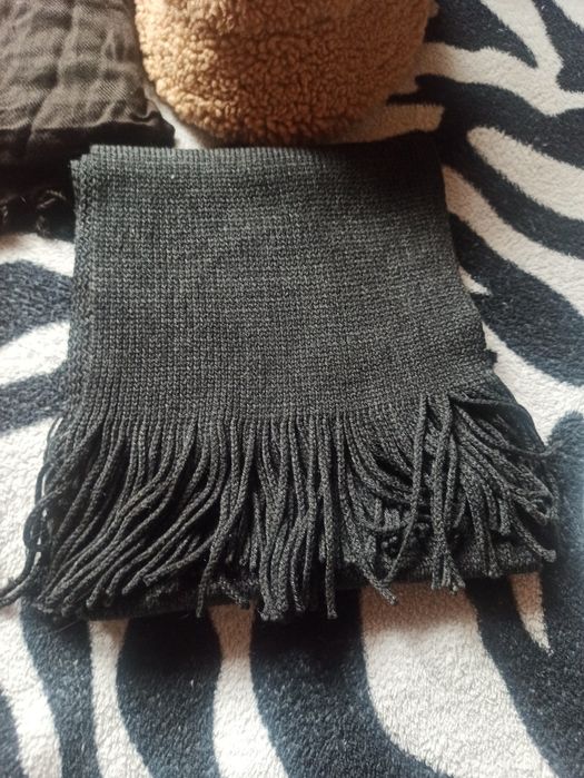 Palarie nepurtata h&m bucket gratuit o eșarfă,mănuși sau fular la aleg