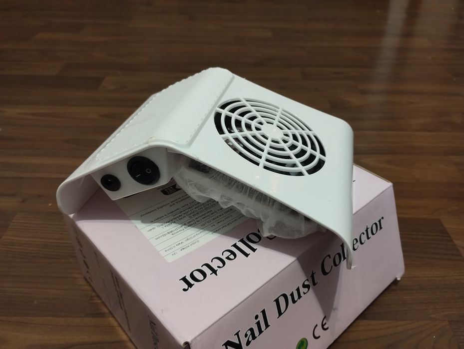 Aspirator de praf unghii