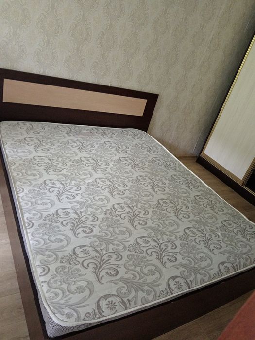 Продам двухспальную кровать с матрасом
