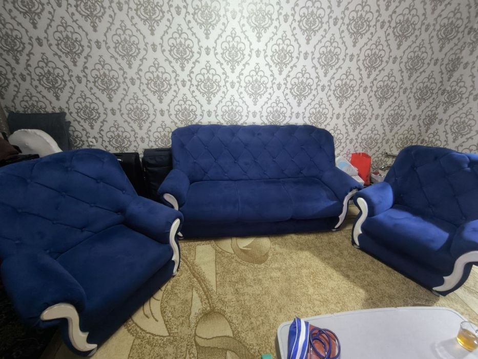 Продаю комплект мягкой мебели: стильный диван и два уютных кресла.
