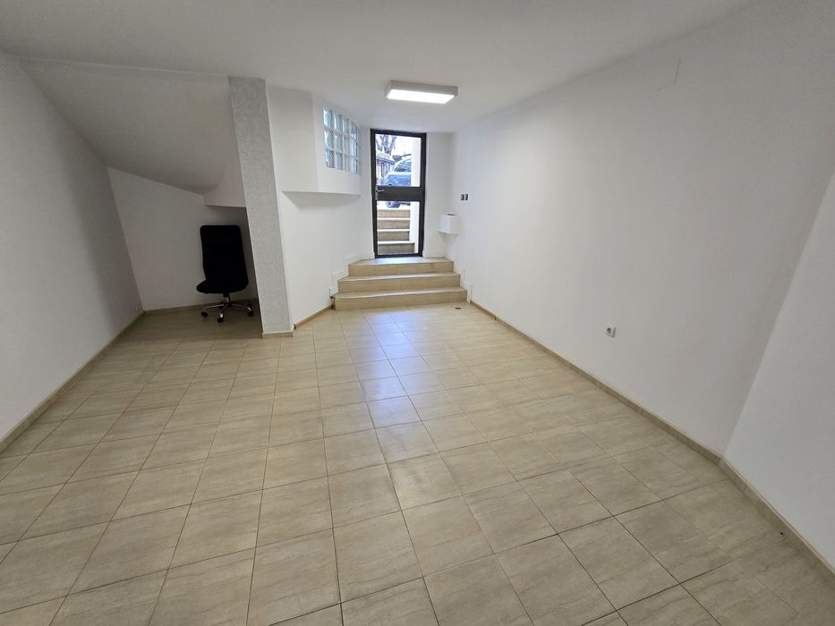 Дава се под наем Офис в Варна, Център - 26 кв.м за 348.84 € - Снимка #3