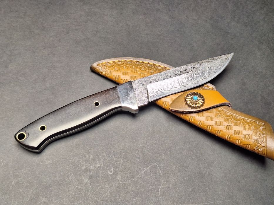 Ловен нож от дамаска стомана VG10 с кожена кания