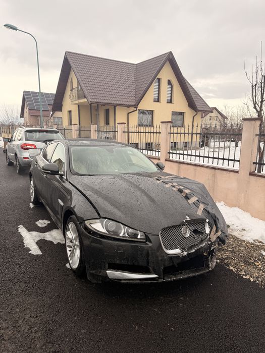 Jaguar XF avariat