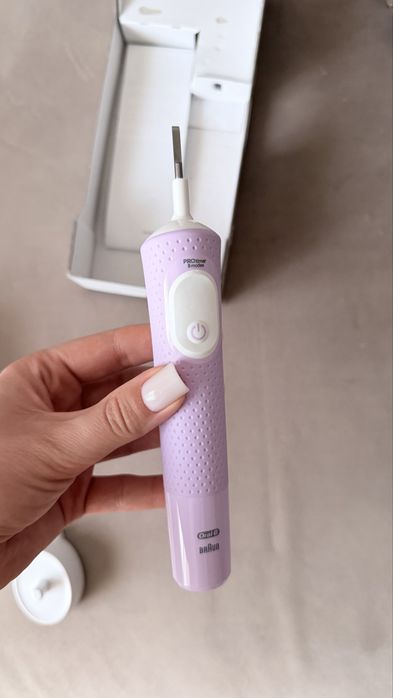Продам электрическую зубную щетку Oral-B